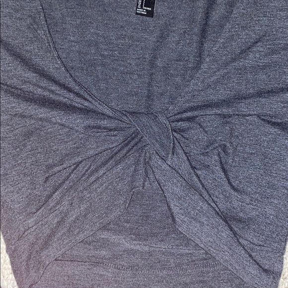 Long sleeve crop top with twist in the middle - Picture 3 of 4